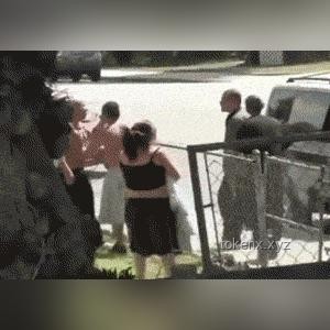 如何有效解决女子地铁上与男子争吵猛踹对方的问题
